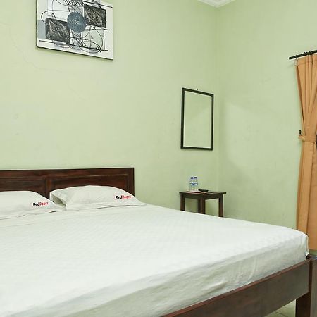 Отель Reddoorz @ Mataram Kuta 3 Экстерьер фото