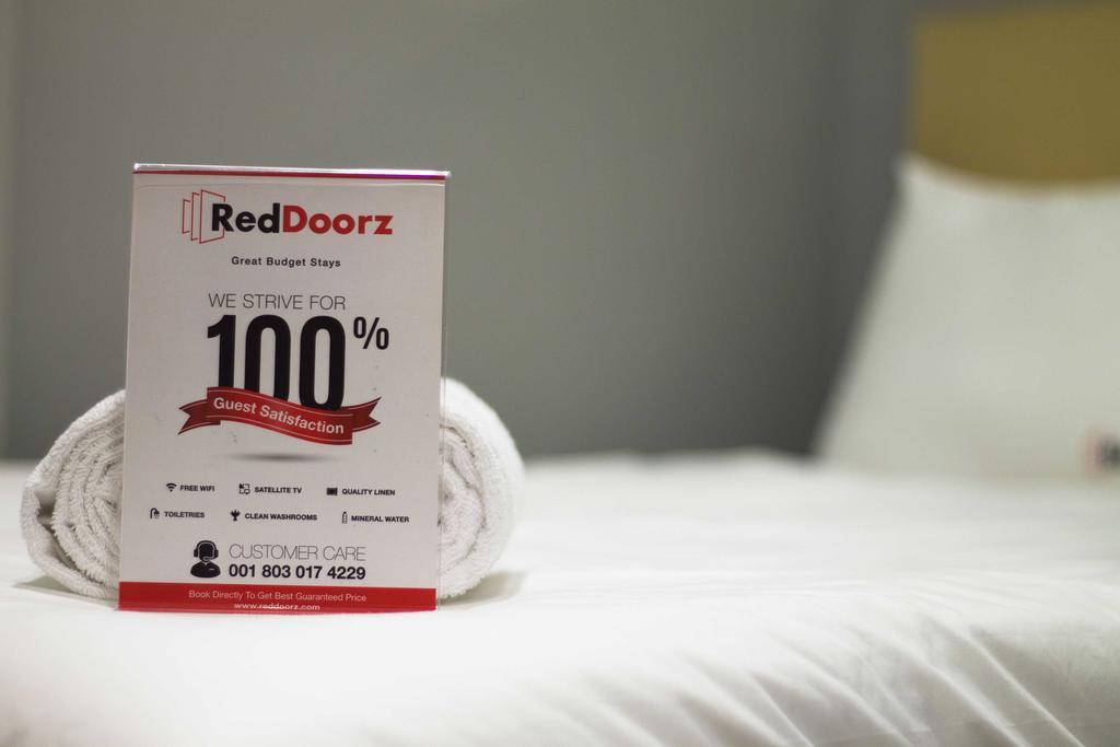 Отель Reddoorz @ Mataram Kuta 3 Экстерьер фото