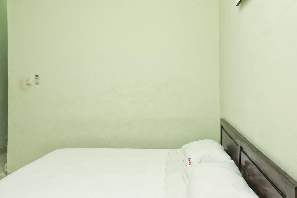 Отель Reddoorz @ Mataram Kuta 3 Экстерьер фото