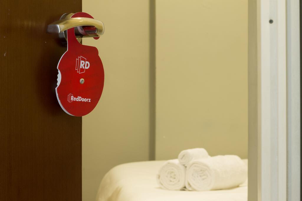 Отель Reddoorz @ Mataram Kuta 3 Экстерьер фото
