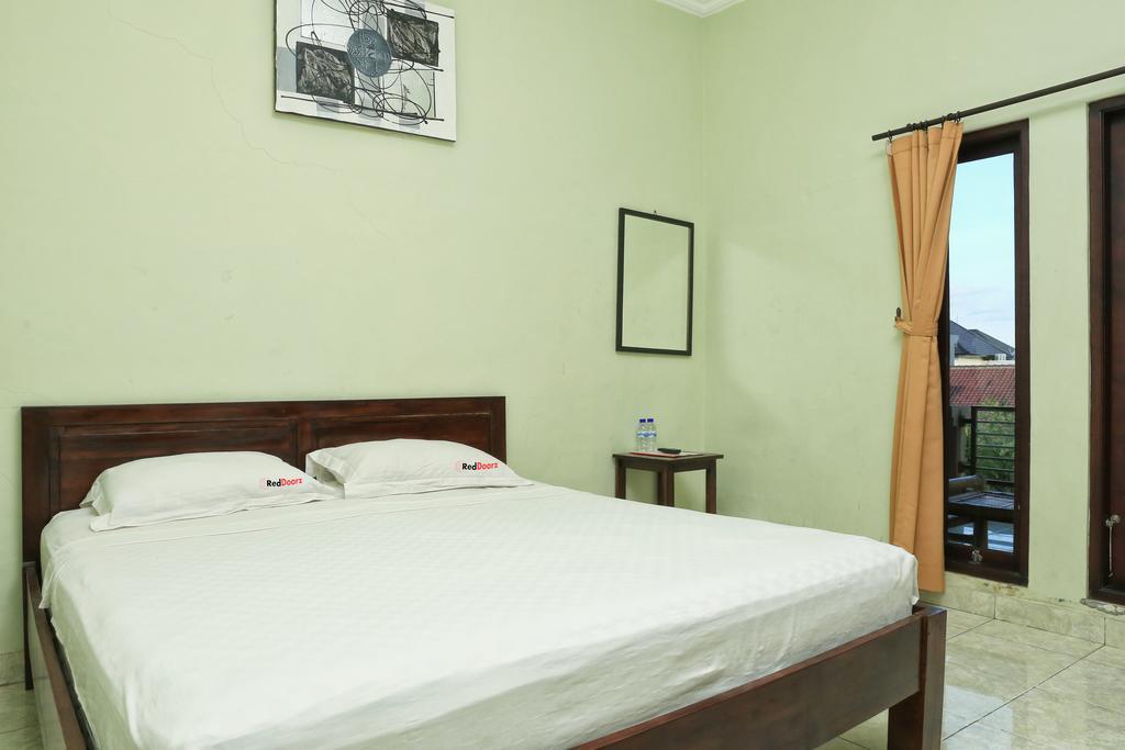 Отель Reddoorz @ Mataram Kuta 3 Экстерьер фото