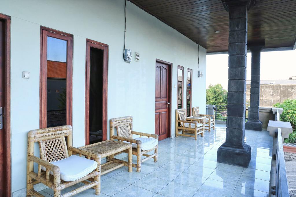 Отель Reddoorz @ Mataram Kuta 3 Экстерьер фото
