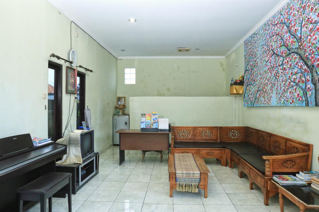 Отель Reddoorz @ Mataram Kuta 3 Экстерьер фото