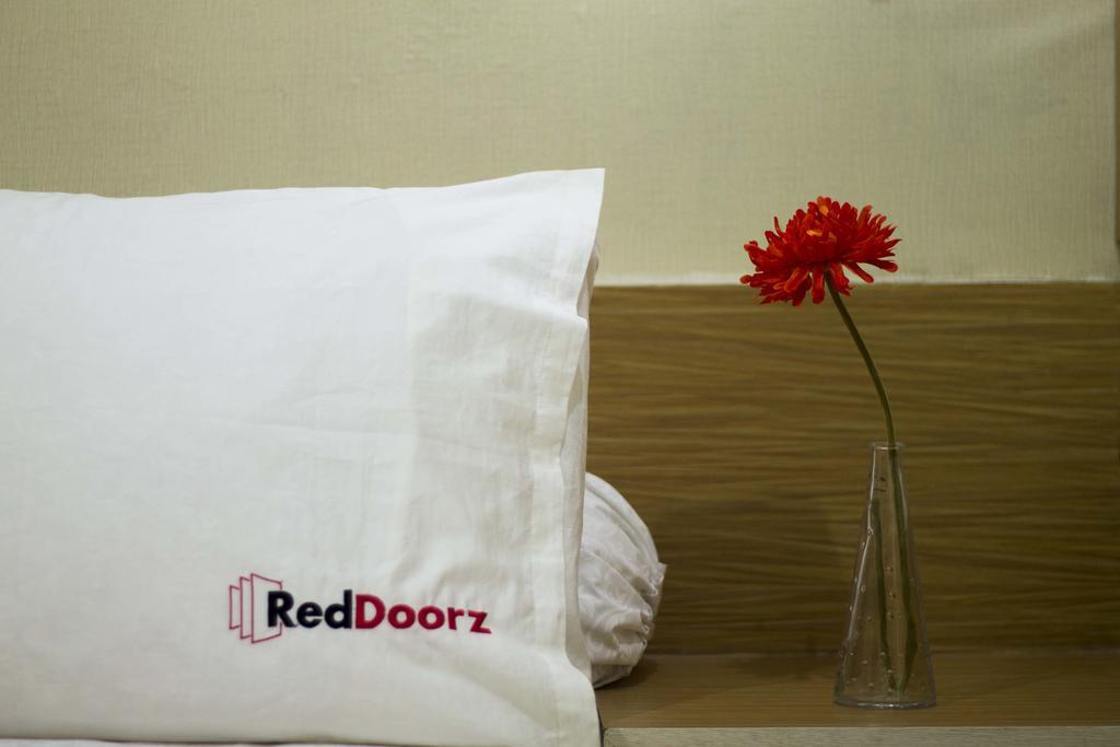 Отель Reddoorz @ Mataram Kuta 3 Экстерьер фото